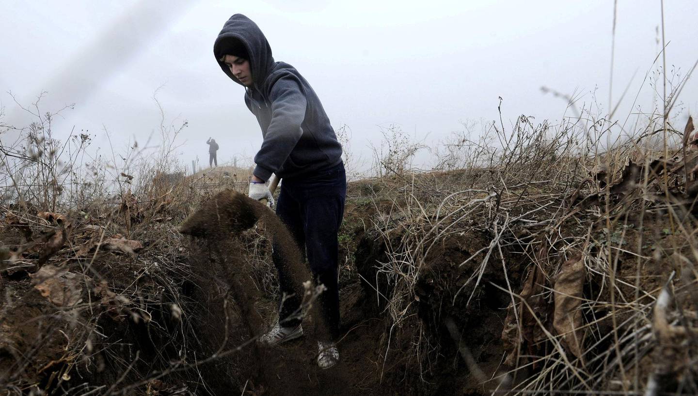 skyttergrav: Ukrainske aktivister mobiliserer og har allerede startet graving av skyttergraver i den symbolsk viktige byen Mariupol øst i Ukraina. FOTO: NTB SCANPIX