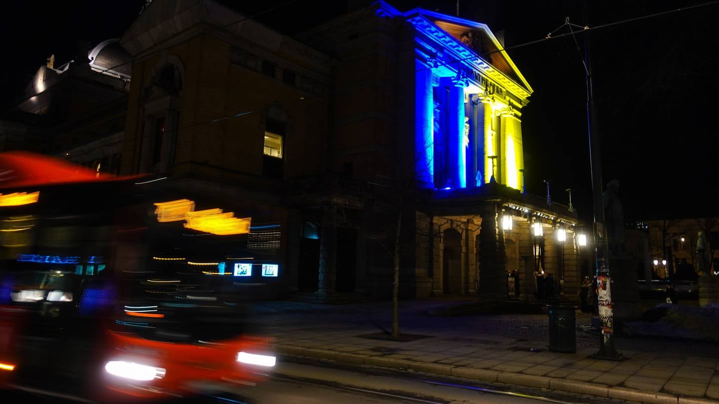 Norske musikk- og scenekunstinstitusjoner, som Nationaltheatret, lyssetter sine bygninger i Ukrainas farger i solidaritet med landet denne uka.