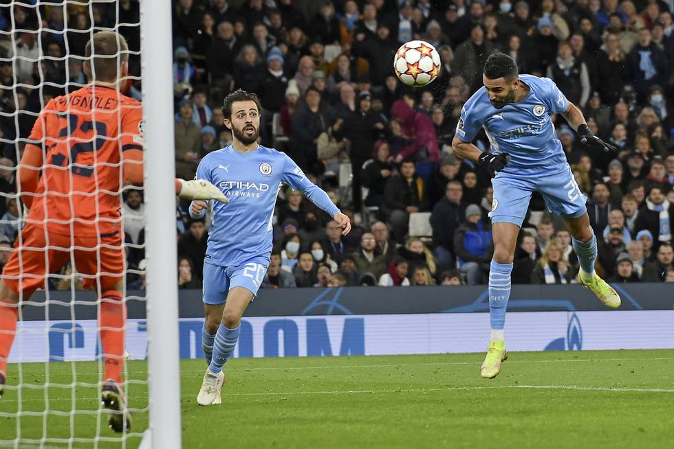 Riyad Mahrez kan helt uforstyrret nikke inn Manchester Citys 2-1-mål i mesterligakampen mot Brugge. Foto: Rui Vieira, AP / NTB