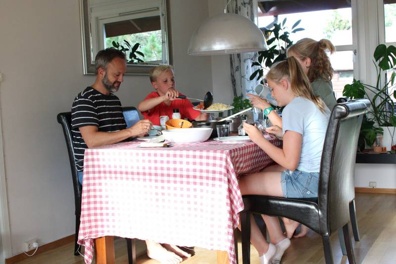 Middagsbordet er et naturlig samlingssted for familien. Ofte står hele familien sammen om å lage mat.