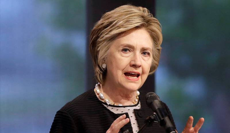 Demokratenenes presidentkandidatHillary Clinton fikk store pengesummer av Harey Winstein. Nå tar hun avstand.