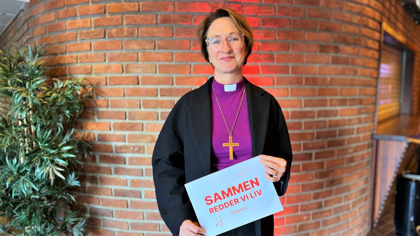 Borg-biskop Kari Mangrud Alvsvåg holder opp budskapet for TV-aksjonen 2022, som går til Leger Uten Grenser, «Sammen redder vi liv».