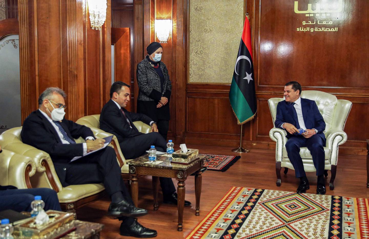 Italias utenriksminister Luigi Di Maio (nr. 2 f.v.) besøkte denne uka Libyas nye statsminister, Abdul Hamid Dbeibah (t.h.) i Tripoli.