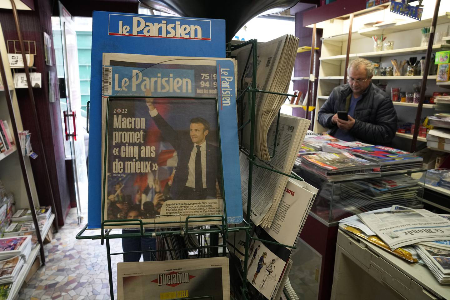 Forsida til avisa Le Parisien med teksten "Macron lover fem bedre år".