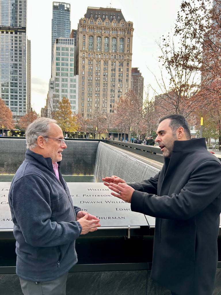 Stortingspresident Masud Gharahkhani diskuterer med direktør Cliff Chanin ved 9/11-museet i New York under sitt USA-besøk denne uka. Chanin regnes som en nestor innen «minnefaget». Han hjalp til med å utvikle 22. juli-senteret og Utøya, og har vært i Norge mange ganger.
