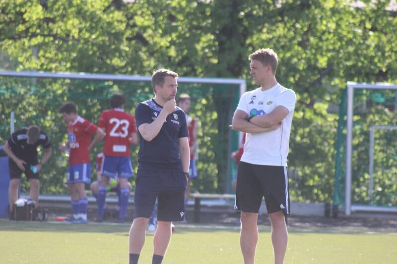 Stabæk-trener Eirik Kjønø (t.v.) og Skeid-trener Gard Holme har møttes mange ganger før. Men aldri i OBOS-ligaen.