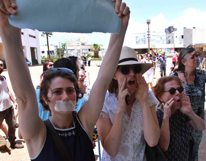 PROTESTER: Israelske kunstnere demonstrerer mot kulturminister Miri Regev fordi de mener institusjoner som ikke er enig med ­regjeringen straffes. Her fra en seremoni i Tel Aviv i juni. FOTO: GIL COHEN-MAGEN/NTB SCANPIX
