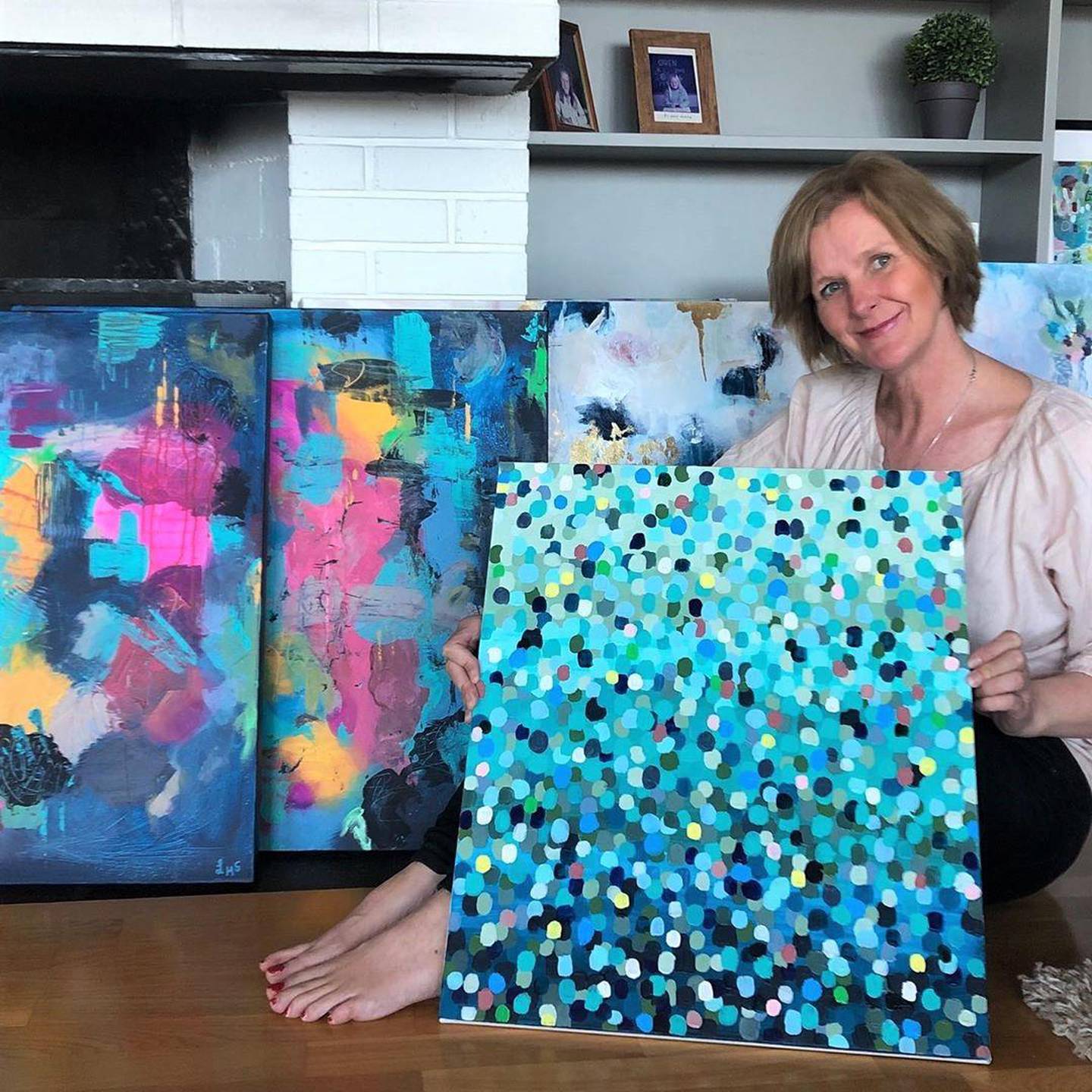 Barnehageansatte Louise Sollien gjør suksess med sine abstrakte bilder, men hun drømmer ikke om å kunne leve av kunsten. Hun er altfor glad i jobben sin til det.