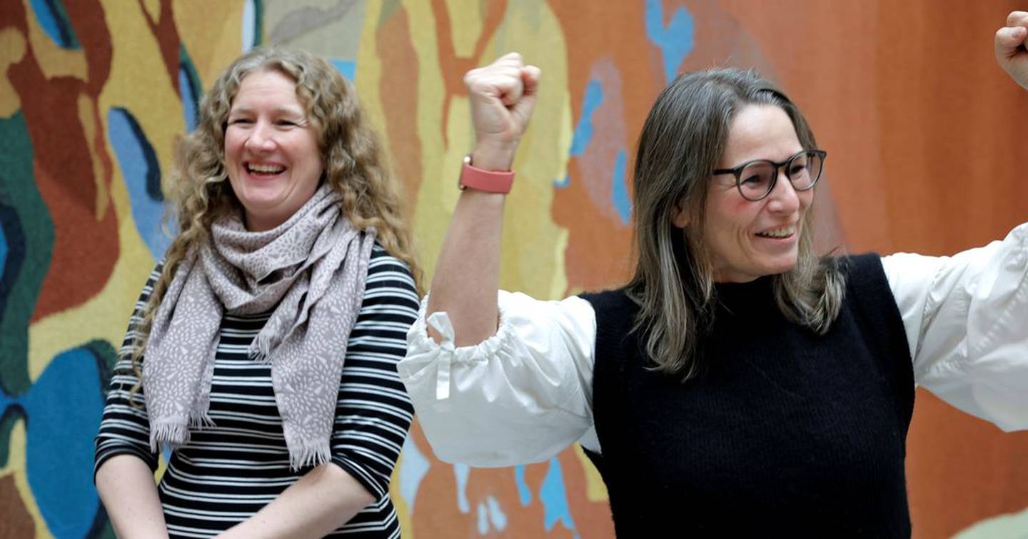 Arbeiderpartipolitikerne Tuva Moflag (t.v.) og Trine Lise Sundnes er jublende glade over at ansattes rett til heltid er styrket.

Foto: Leif Martin Kirknes/HK-Nytt