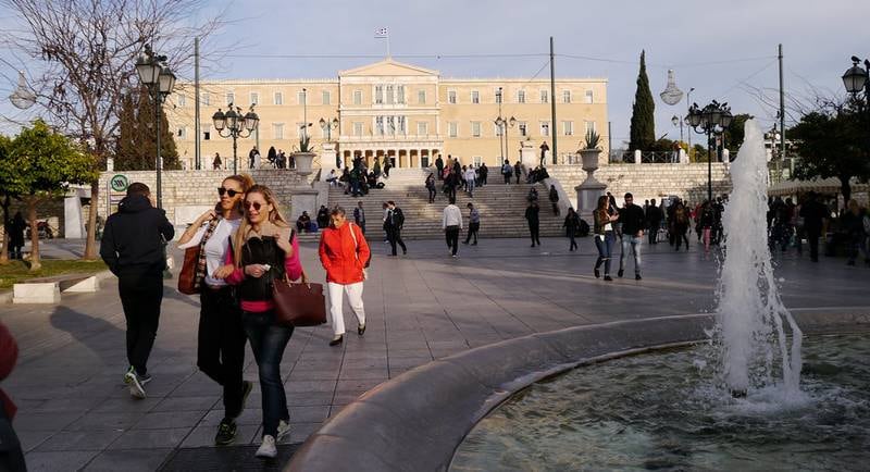 Det greske folk går gjennom en historisk dyp økonomisk krise, samtidig som flyktningsituasjonen krever svært mye. Syntagma-plassen foran parlamentet i Athen har vært åsted for utallige protester de siste årene. FOTO: ÅSNE GULLIKSTAD