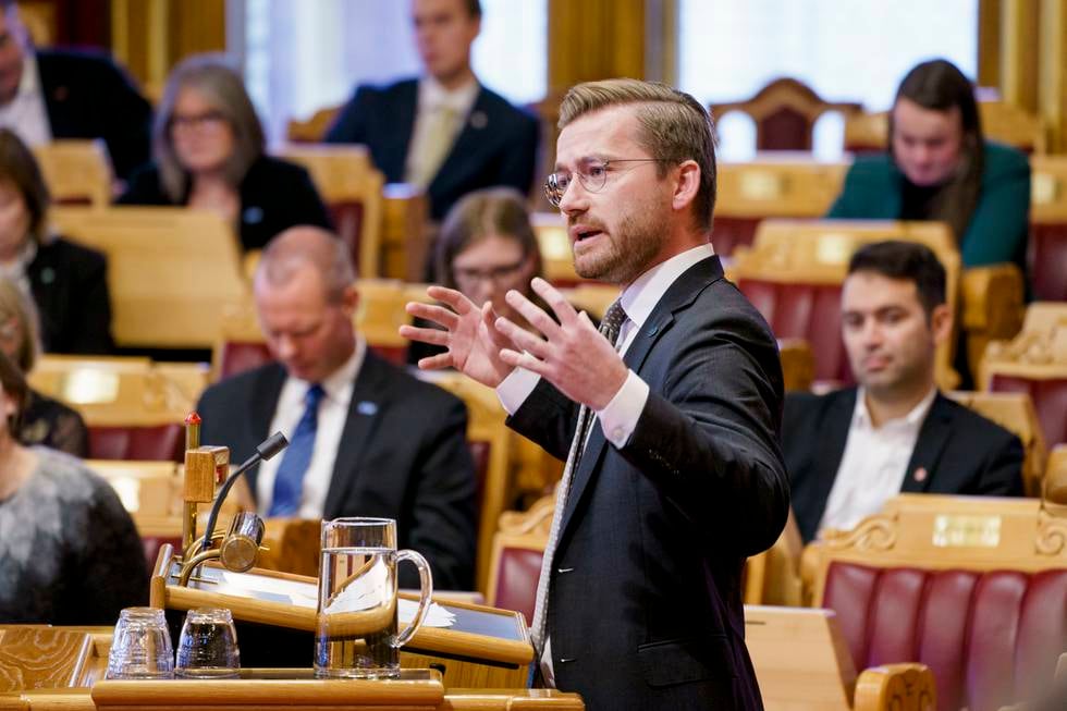 Sveinung Rotevatn under framleggelsen av regjeringens forslag til endringer i statsbudsjettet for Stortinget.
Foto: Stian Lysberg Solum / NTB