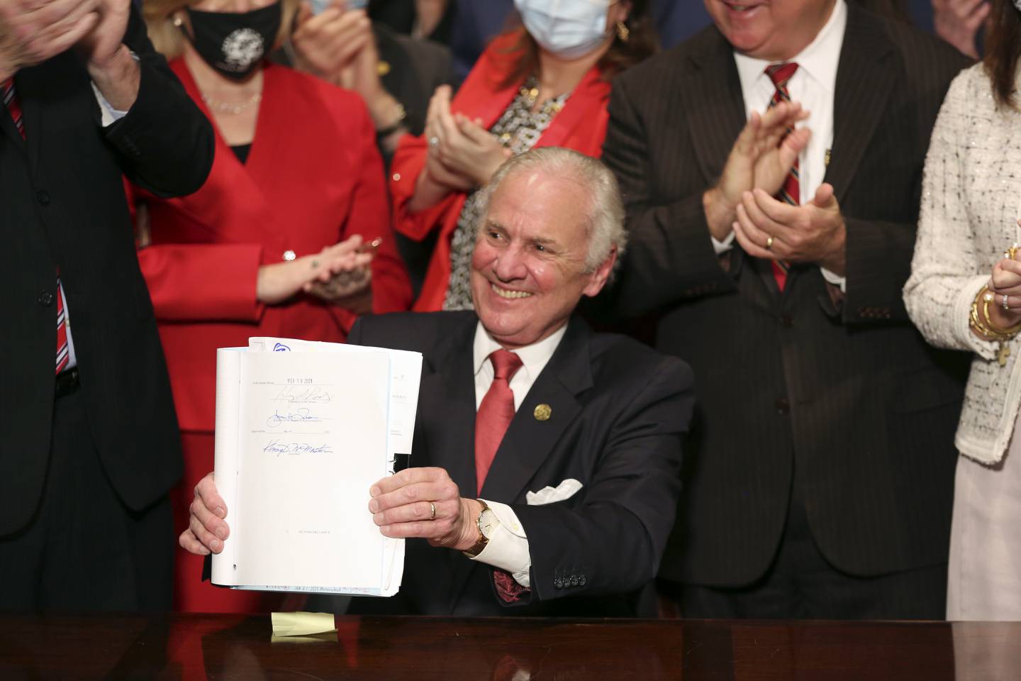 South Carolina-guvernør Henry McMaster holder opp loven som forbyr nesten alle aborter i delstaten.