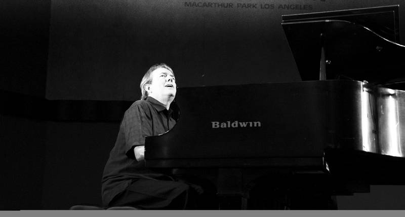 Jimmy Webb bak pianoet, slik han nå kommer til Oslo, helt alene med sin sangene sine.