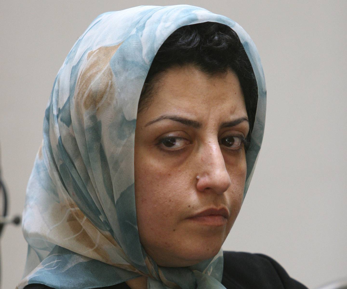 Fredsprisvinner Narges Mohammadi har startet en sultestreik i fengslet i Teheran som følge av de dårlige fengselsvilkårene og Irans fortsatte krav om at kvinner må bære hijab. Her fotografert i Teheran i 2007. Foto: Vahid Salemi / AP / NTB