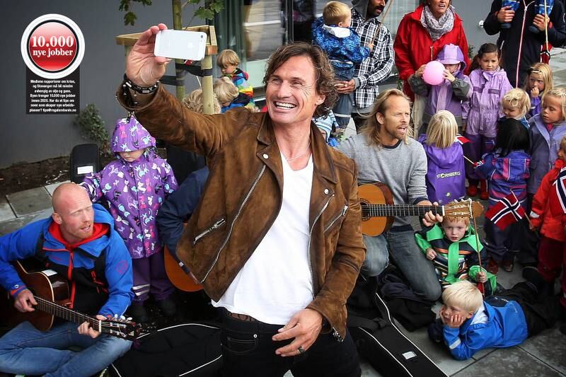 Petter Stordalen tar selfie under åpningen av Clarion Energy før fjorårets ONS-åpning. Bare uker senere gikk oljeprisen i bakken, og hotellkongens satsing i Stavanger fikk ham i mandagens VG til å snakke om blod i gatene.
