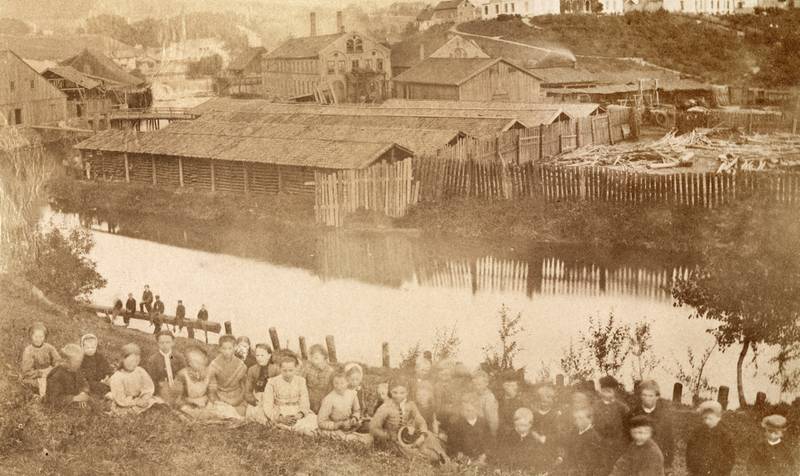Mens befolkninga i Aker kommune ble fordoblet mellom 1801 og 1845, ble befolkninga i forstedene firedoblet i samme periode. Her en gruppe barn foran fabrikkbygninger og bolighus på Sagene/Torshov i 1880.