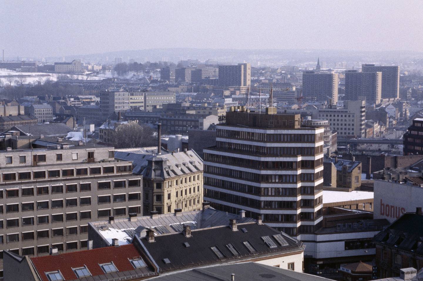 ] I 1971 ble Gunerius Pettersen magasin bygget om til et moderne kjøpesenter og store deler av området Vaterland ble totalforandret. Foto over Storgata og Brugata sett fra Youngstorget i 1980.