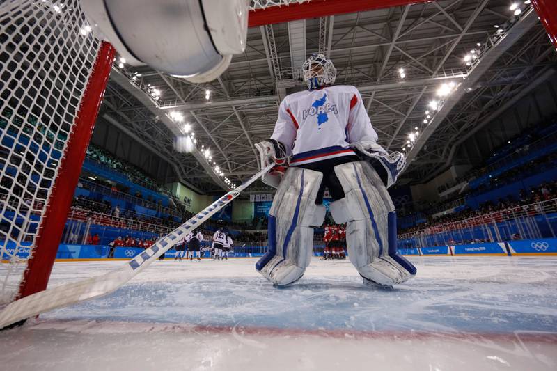 Shin So-jung har fått jobben med å stå i mål for Koreas hockeylag. Det ble åtte baklengs i åpningskampen.