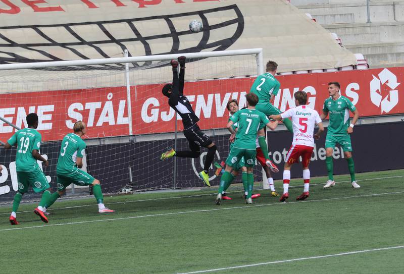 FFK restartet oppkjøringen til årets sesong i Postnordligaen med 1-0 hjemme mot Kvik Halden. Her får Kvik-forsvaret avverget et FFK-angrep.