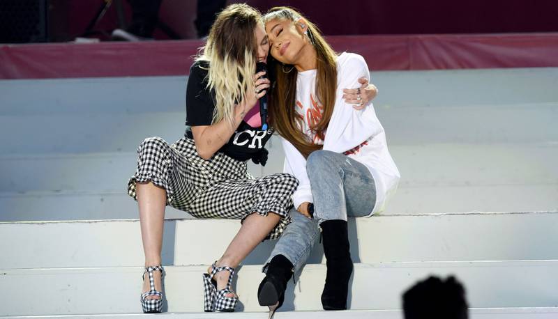 Miley Cyrus og Ariana Grande trøster hverandre med «Don’t Dream It’s Over». FOTO: DAVE HOGAN/AFP/ONE LOVE MANCHESTER/NTB SCANPIX