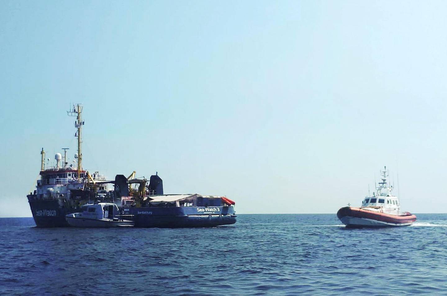 Redningsbåten «Sea-Watch 3» ble liggende utenfor havna i Lampedusa til forholdene for flyktningene og mannskapet om bord ble uholdbare for alle involverte. FOTO:  MATTEO GUIDELLI/ANSA/AP/ NTB SCANPIX