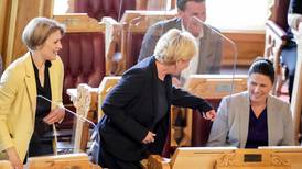 Lege mener korona-glasset på Stortinget ikke hindrer smitte alle veier