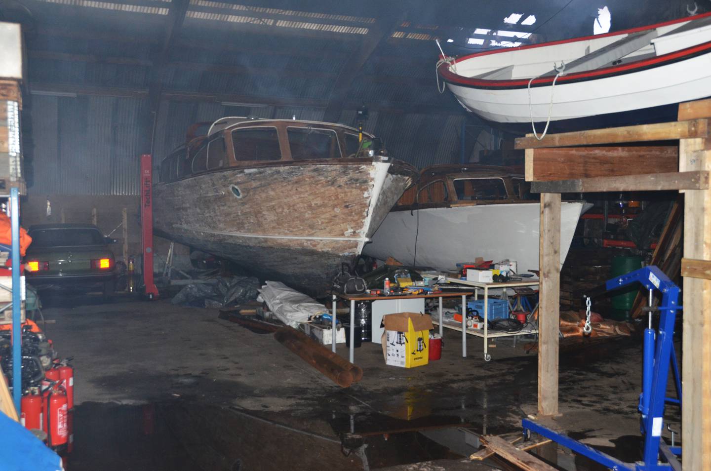 Brannmuren mellom seksjonene hindret at brannen spredte seg til lageret hvor Egil Nylund hadde seks båter. Ingen av de seks båtene ble skadd.