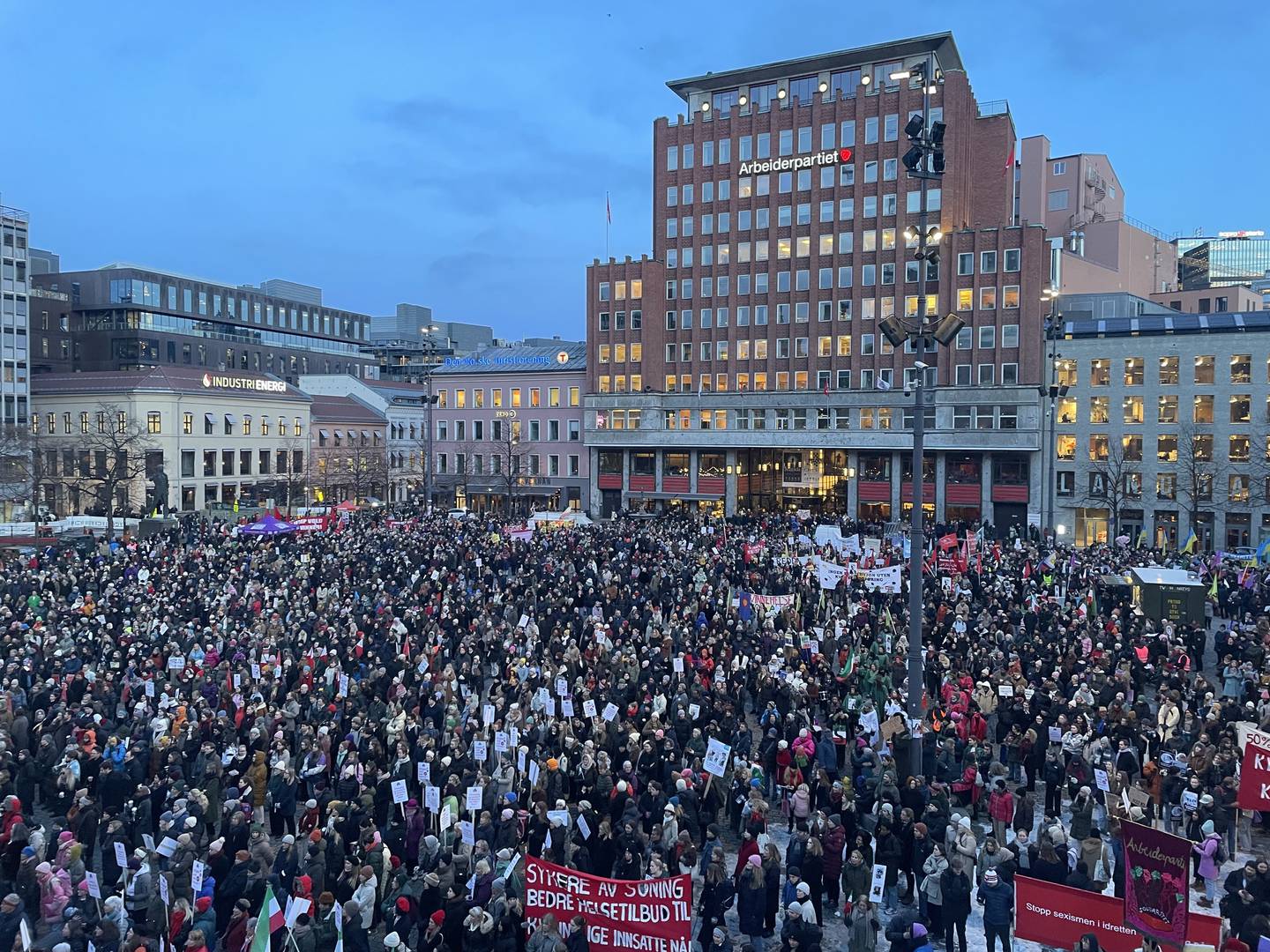 Politiet anslo i 19-tiden at det var omtrent 10.000 som møtte opp på Youngstorget i Oslo for å markere den internasjonale kvinnedagen.