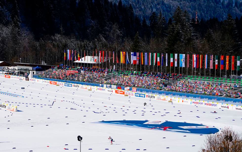 Therese Johaug går alene på langrennsstadion under langrenn 30 km. klassisk for kvinner under VM på ski  i Oberstdorf, Tyskland. Pappklikum, frivillige og media er de eneste som får lov å være til stede.