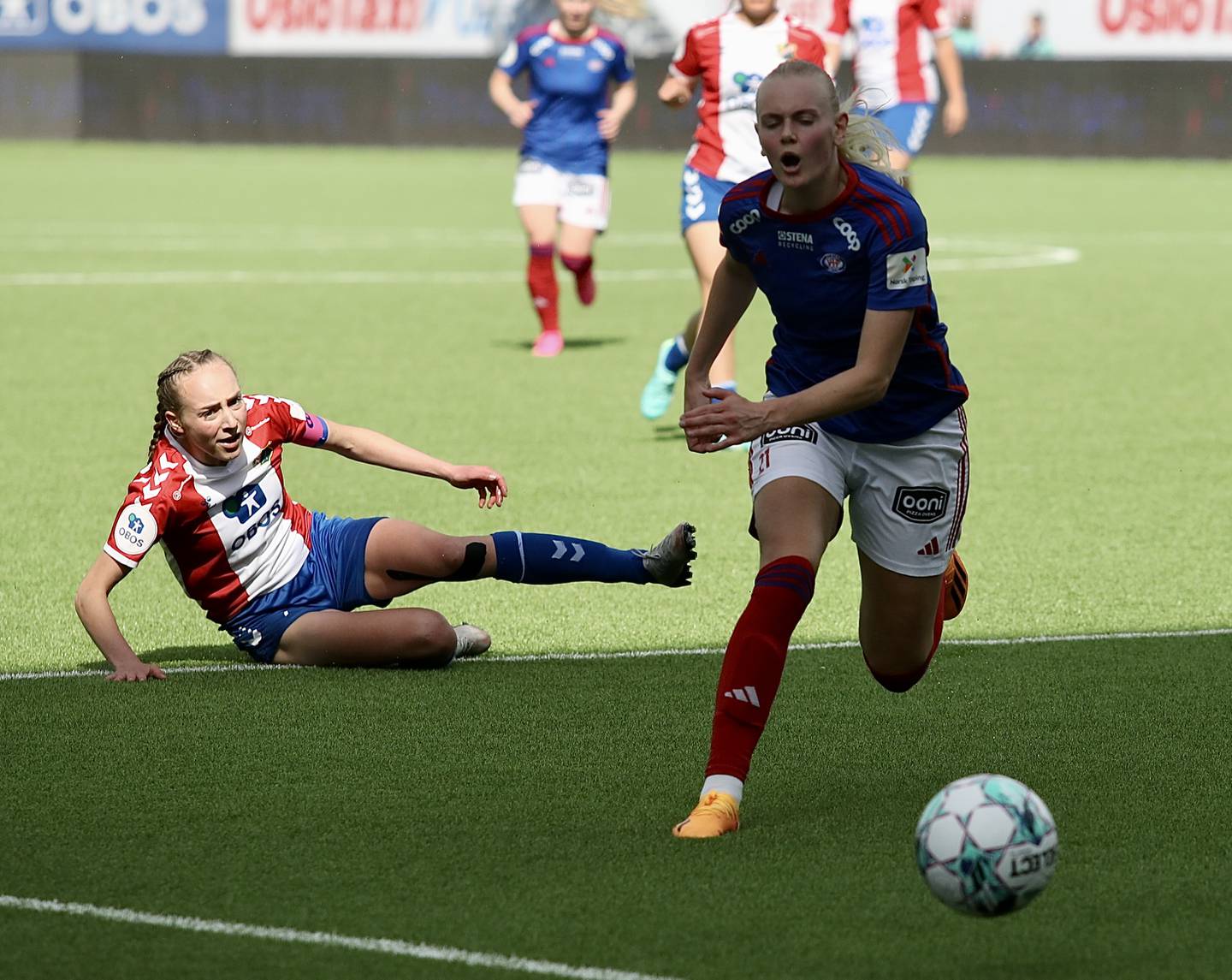 Emilie Closs (bak) forstyrrer Karina Sævik slik at VIF får straffe som Sævik scorer på.
