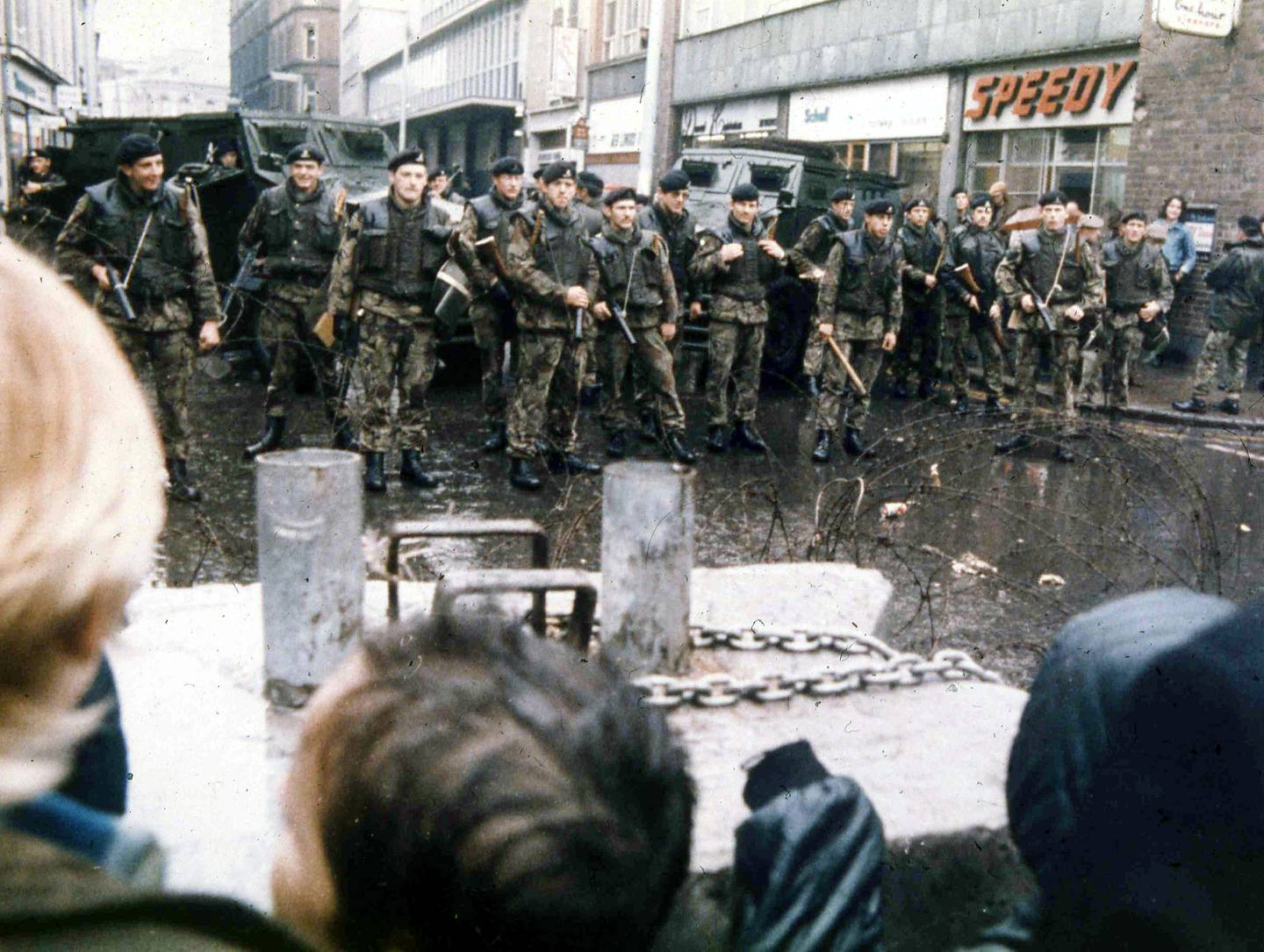 1. februar 1988: Britiske soldater prøver å skille katolske og protestantiske demonstranter som kaster sprenggranater og hjemmelagde bomber på hverandre.