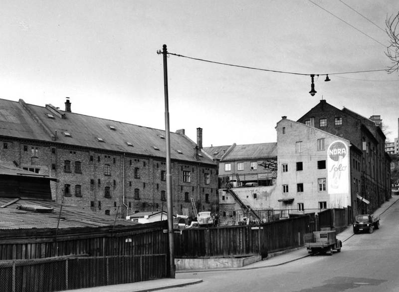 Nora fabrikker sett fra Møllerveien og Grünerbrua i 1958, da Solo var Norges mest solgte mineralvann.