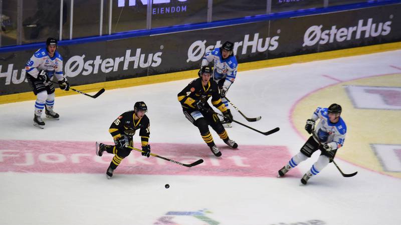 Oilers' Christian Wetteland (15) og Kristian Østby (4) i offensiv sone mot Narvik. Foto: Kristoffer Knutsen