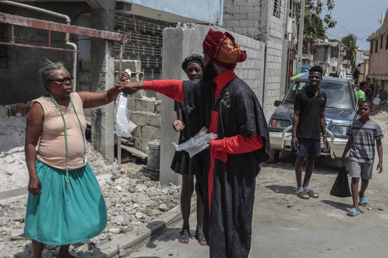 Macheter deles ut til innbyggerne i et nabolag i Port-au-Prince som del av et initativ for å for å hindre at væpnede gjenger tar kontroll.
