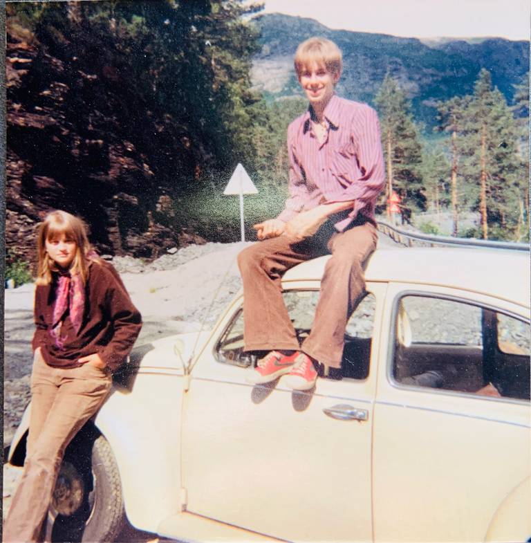 15 år gamle Elin på vei til Færøyene med venninnen og hennes 18 år gamle kjæreste Hjalmar.