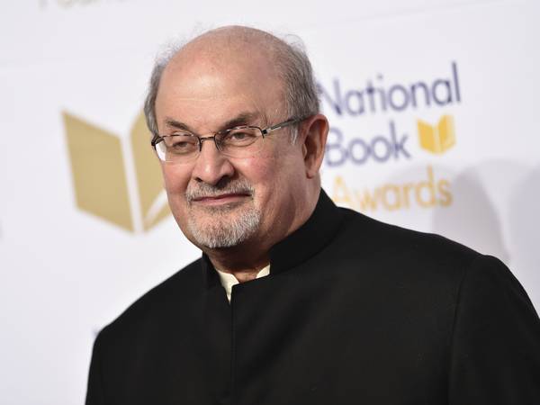 Salman Rushdie fløyet til sykehus etter å ha blitt angrepet i New York