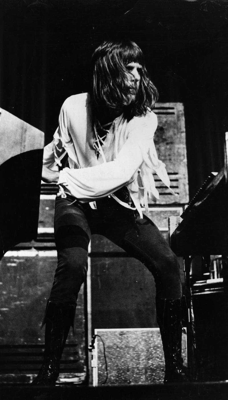 Keith Emerson går løs på klaviaturet, i 1972. FOTO: NTB SCANPIX