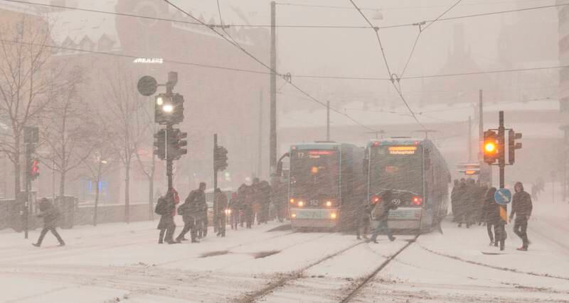 Snøen satte sitt preg på hovedstaden torsdag morgen, som her på Jernbanetorget. FOTO: PAUL KLEIVEN/NTB SCANPIX