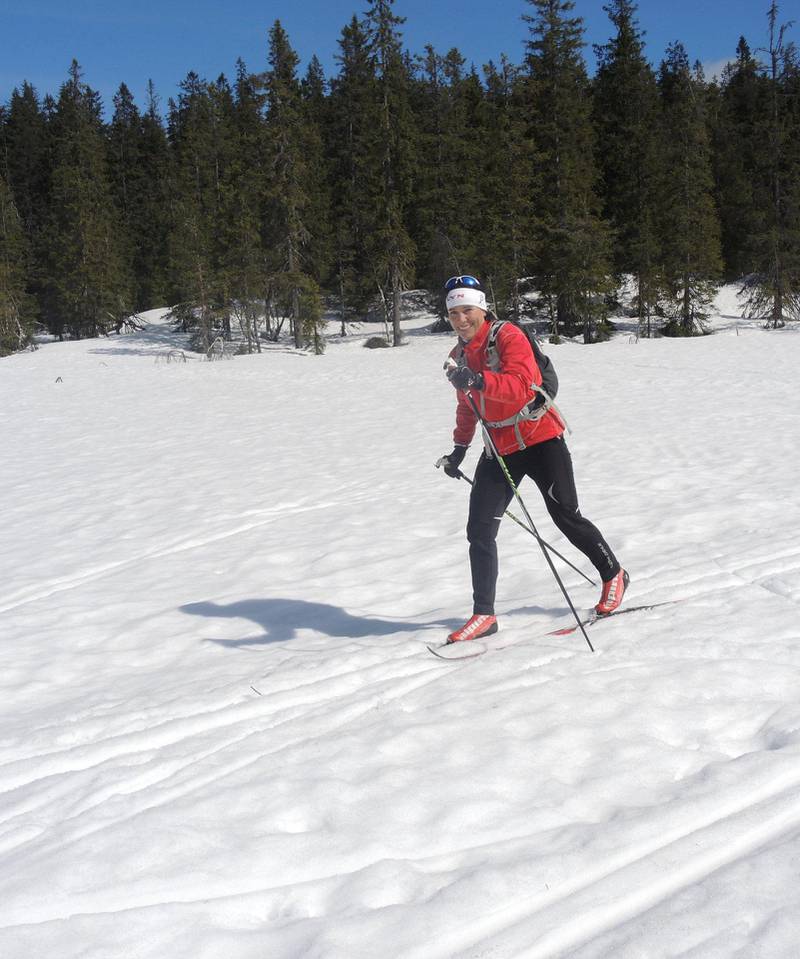 Forlagsdirektør Kari J. Spjeldnæs er født med ski  på beina, og bruker dem flittig, hele sesongen. Nå har hun skrevet boka «På ski fordi» om å gå på ski.  FOTO: PRIVAT