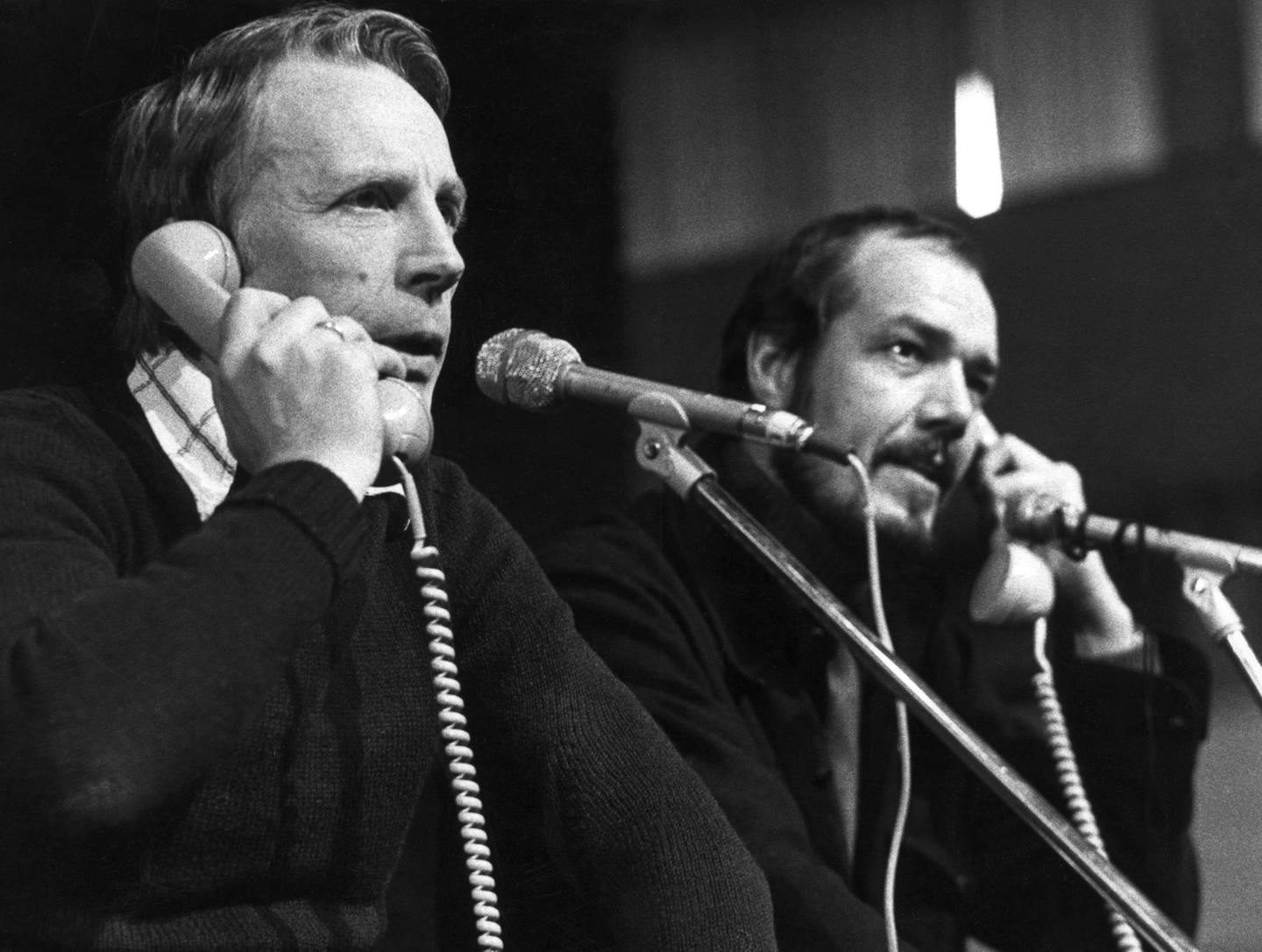 Bilde av Bjørn Sand som Stutum (t.v.) og Totto Osvold i en klassisk sketsj i NRK radio der snakket sammen i telefonen.
