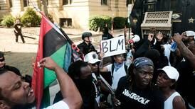 Protester i USA etter at politiet skjøt svart mann med flere titalls skudd