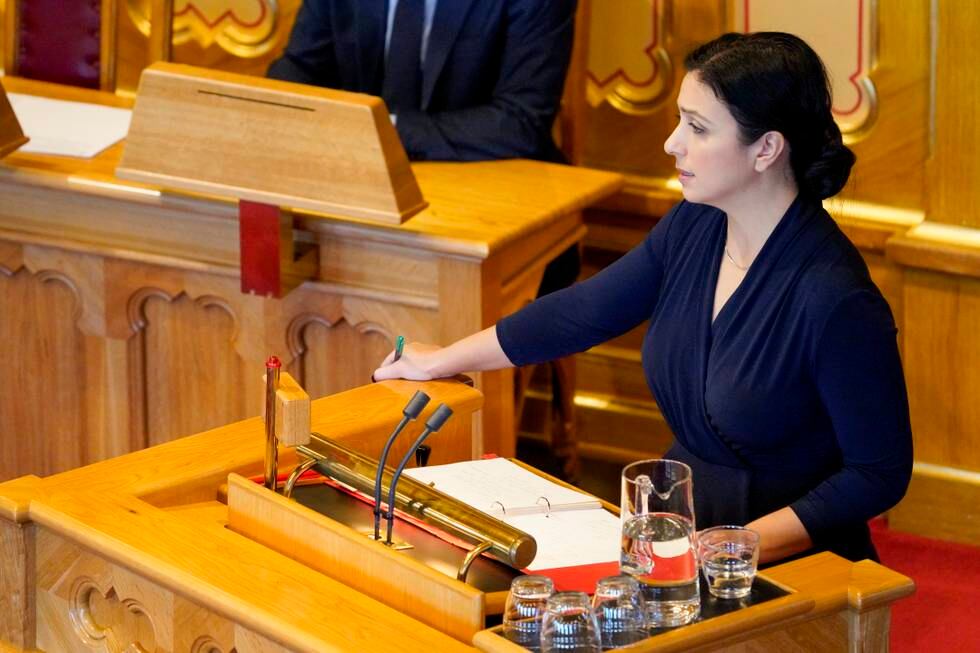 Bildet er av arbeidsminister Hadia Tajik. Hun står på talerstolen på Stortinget. Foto: Terje Bendiksby / NTB