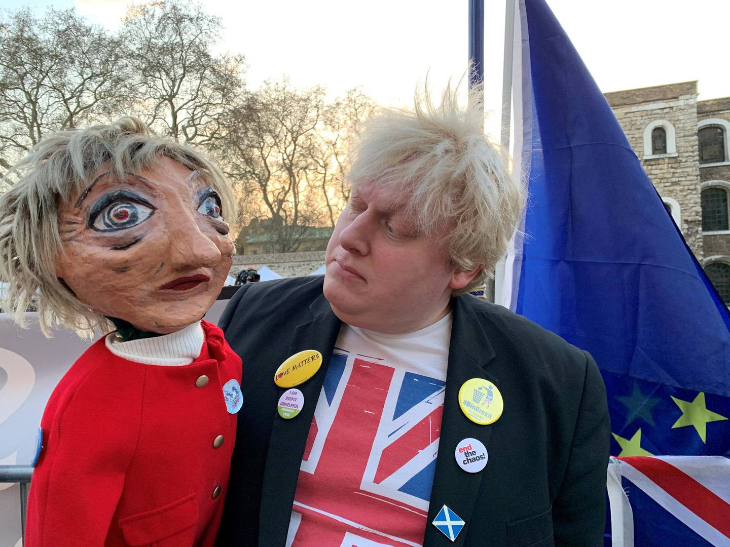 BOJO: Boris Johnson er blant dem som nå raser etter Mays beslutning. Her er hans dobbeltgjenger, «Faux Bojo», utenfor parlamentet. FOTO: ÅSNE GULLIKSTAD