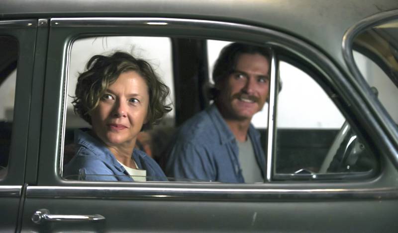 Annette Bening som moren og Billy Crudup i Mike Mills «Moderne kvinner» («20th Century Women»), som har norsk kinopremiere i dag. 