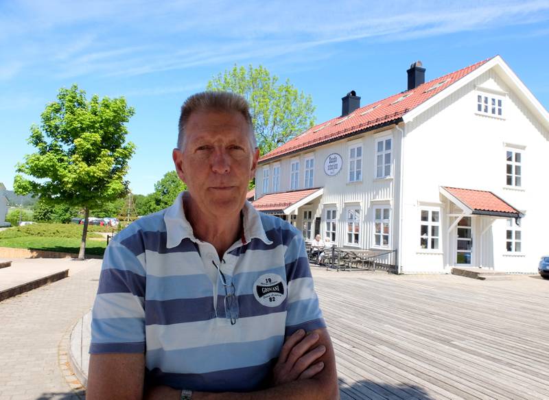 Claes Giljam meldte seg ut av Ap etter 40 år i politikken. Fredag ettermiddag stemmer han for å avbryte prosessen med Holmestrand og Hof, og i stedet søke Sande inn i stor-Drammen. 
