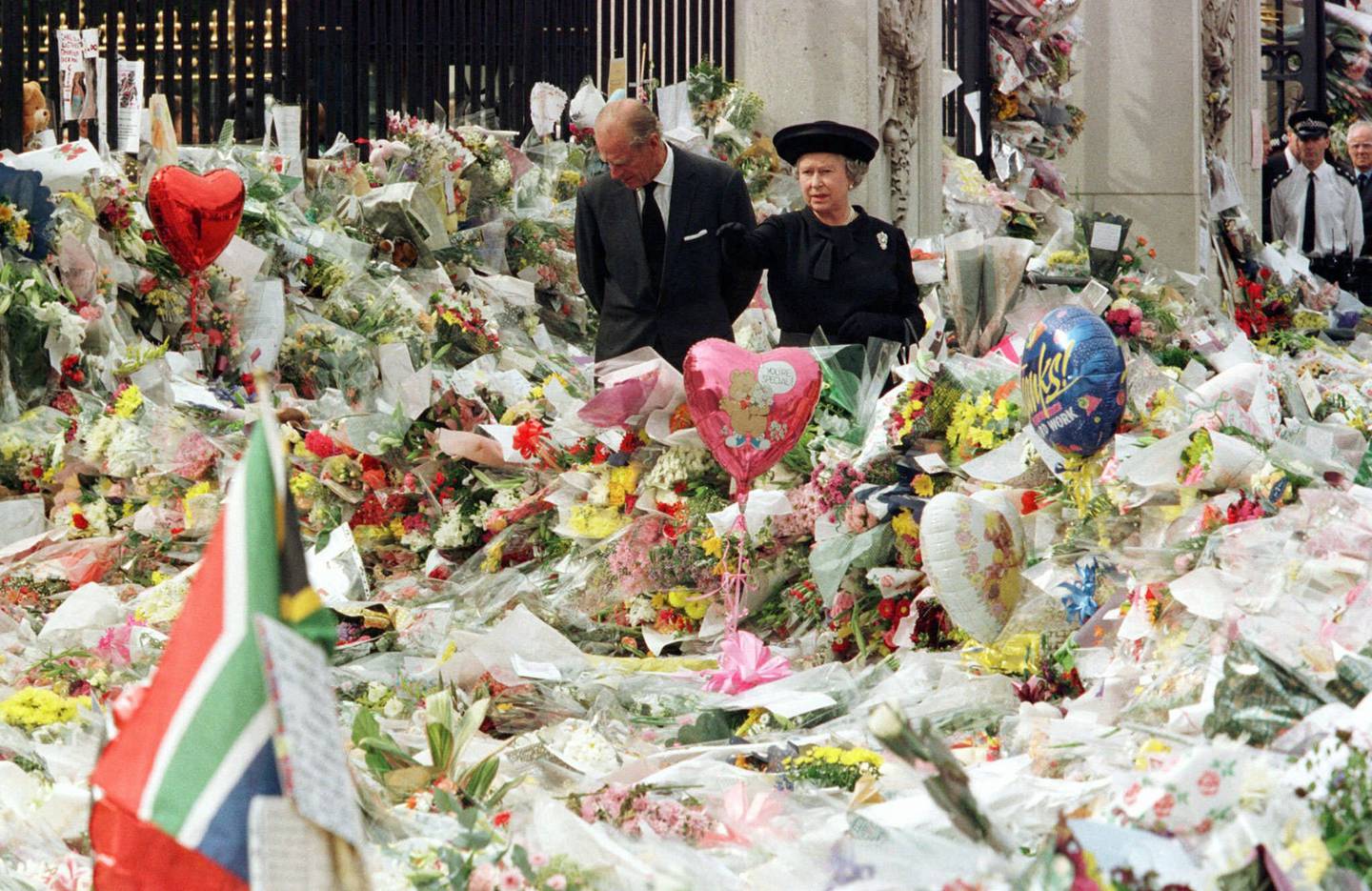 Dronning Elizabeth og ektemannen prins Philip ser på folkehavet utenfor Buckingham Palace etter prinsesse Dianas død i 1997.