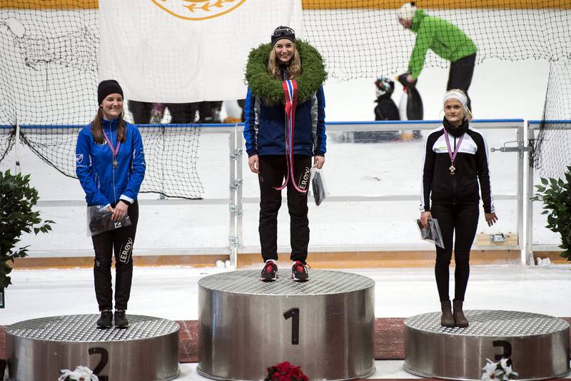 Den suverene norgesmesteren Ida Njåtun (midten) delte pallen med Sofie Karoline Haugen (t.v.) og Camilla Lund (t.h.), som tok henholdsvis sølv og bronse under helgens allround-NM på skøyter.