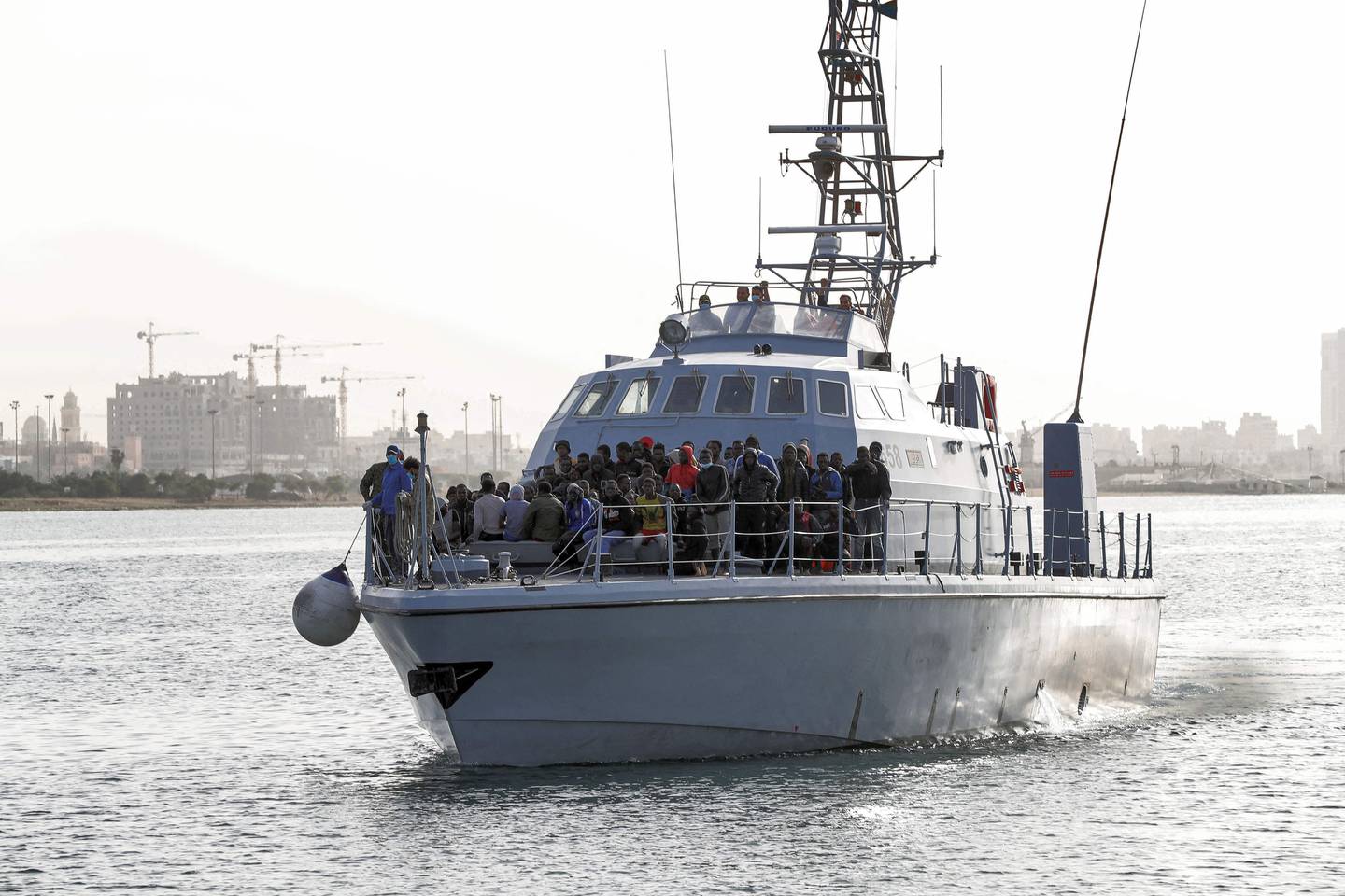 Migranter ankommer Tripoli etter at båten de satt i ble stanset av den libyske kystvakta.