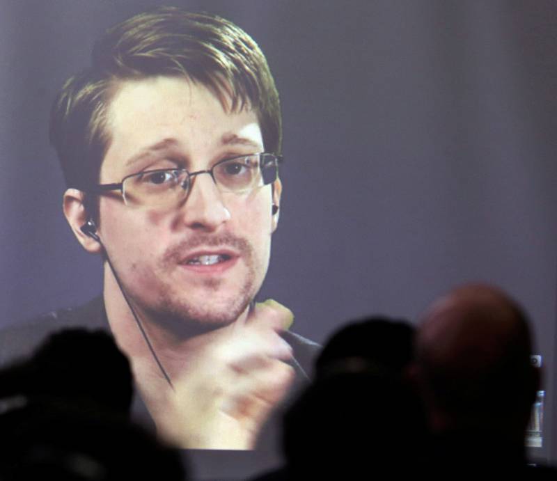 Edward Snowden snakker via link under en konferanse på Universitet i Buenos Aires mandag denne uka.