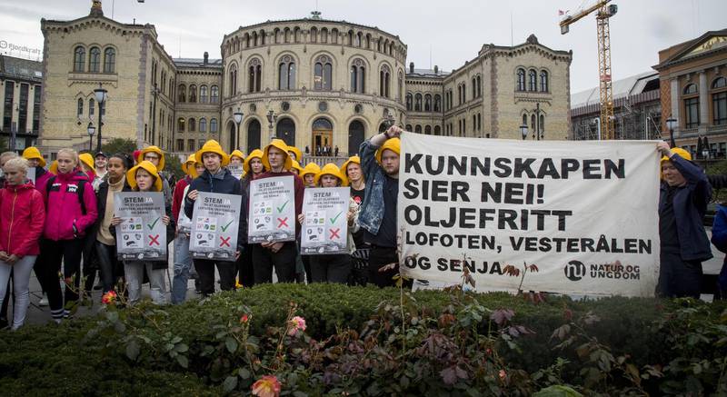 Oslo  20170907.
Demonstranter fra Natur- og ungdom utenfor Stortinget torsdag formiddag.
Foto: Heiko Junge / NTB scanpix